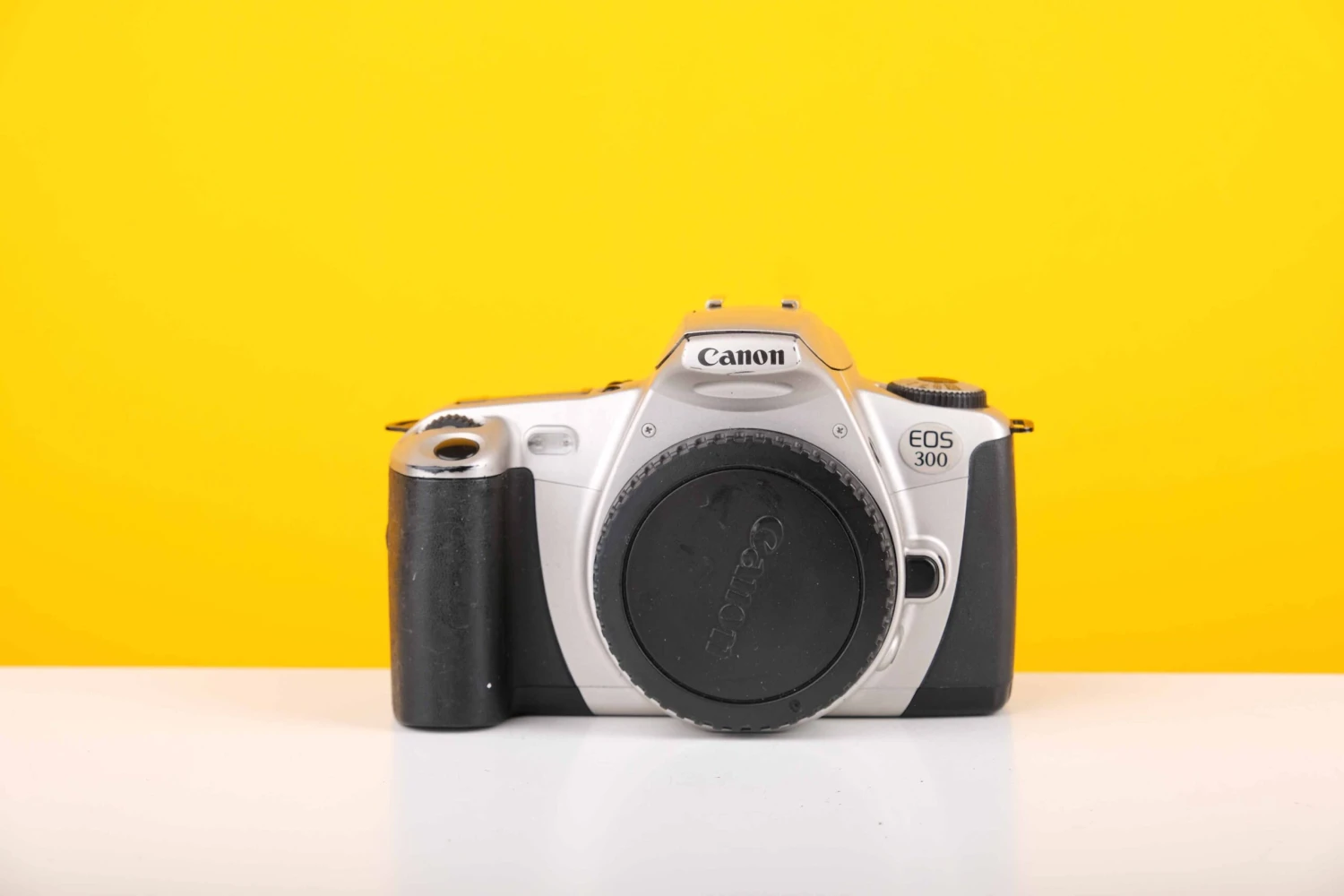 Canon EOS 300/ Kiss III 35mm SLR Film Camera Body Only 2 Canon EOS 300/ Kiss III 35mm SLR Film Camera Body Only - Image 2