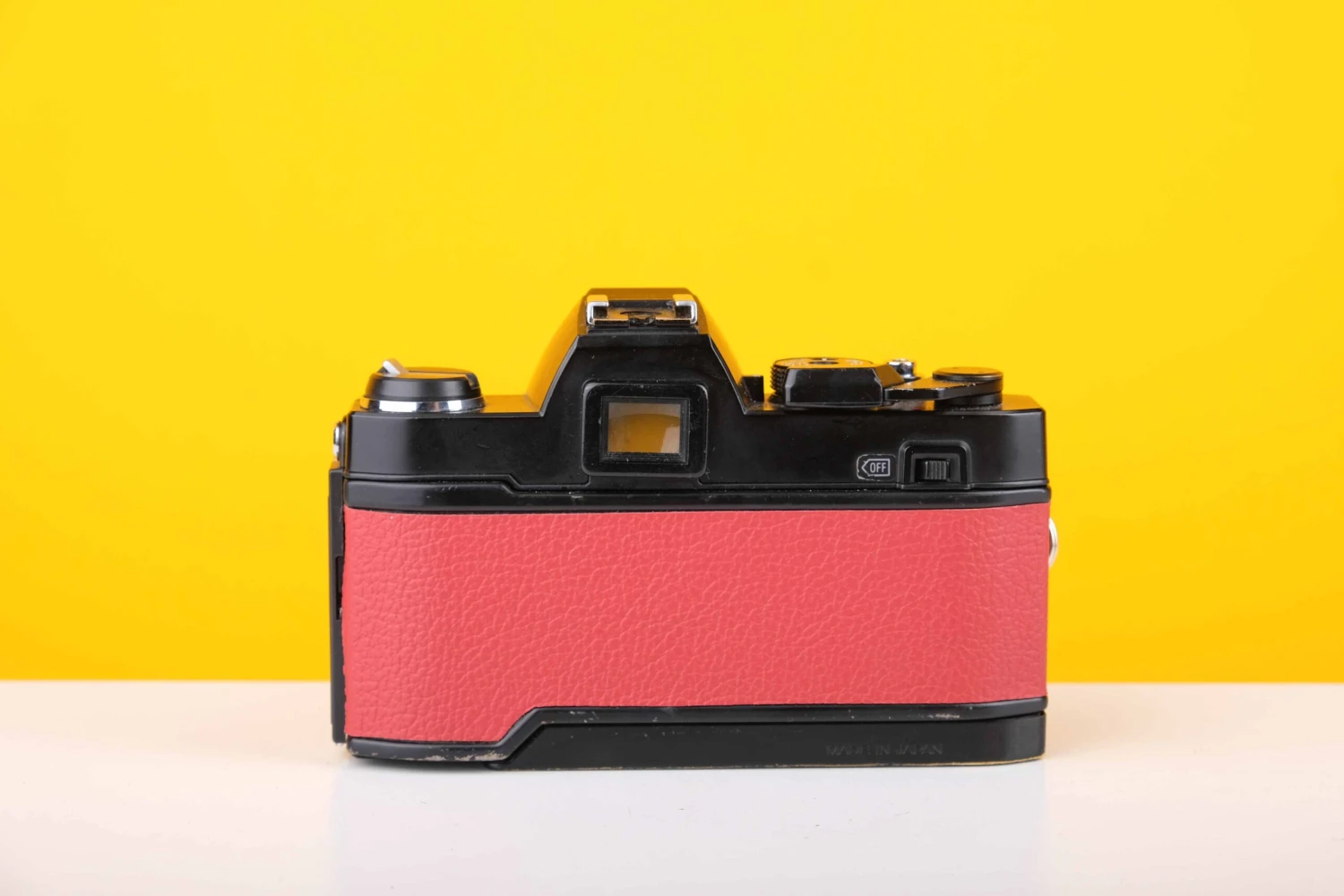 Konica Autoreflex TC 35mm SLR Film Camera With Konica Hexanon AR 28mm F3.5 Prime Lens In Red 4 Konica Autoreflex TC 35mm SLR Film Camera With Konica Hexanon AR 28mm F3.5 Prime Lens In Red - Image 4